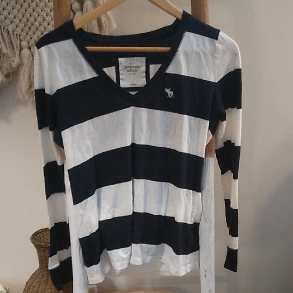 Women's Abercrombie & Fitch Long Sleeve V-Neck Shirt